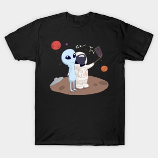 alien astronaut friends taking selfie T-Shirt